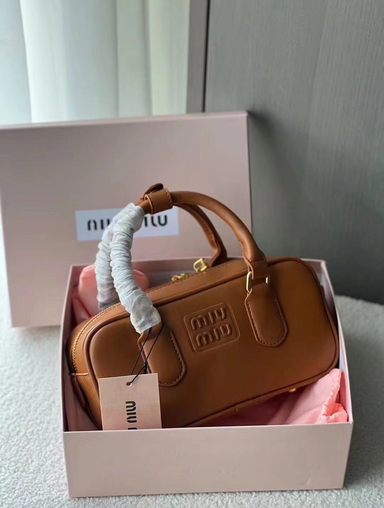 ZH011 Miu Miu Handbag 45$ gallery