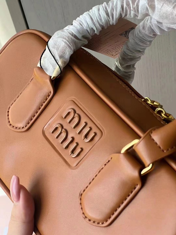 ZH011 Miu Miu Handbag 45$ gallery