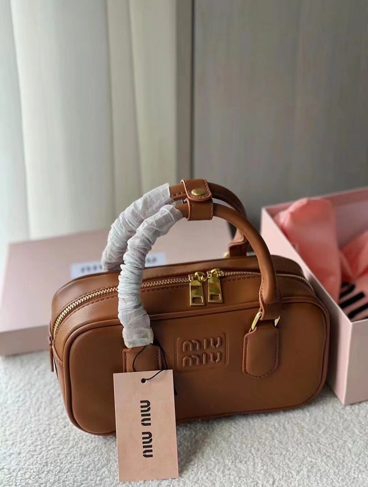 ZH011 Miu Miu Handbag 45$ gallery