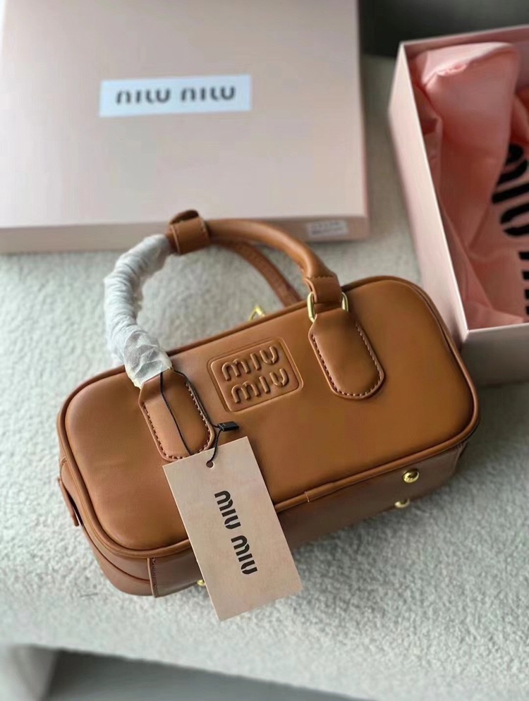 ZH011 Miu Miu Handbag 45$ gallery