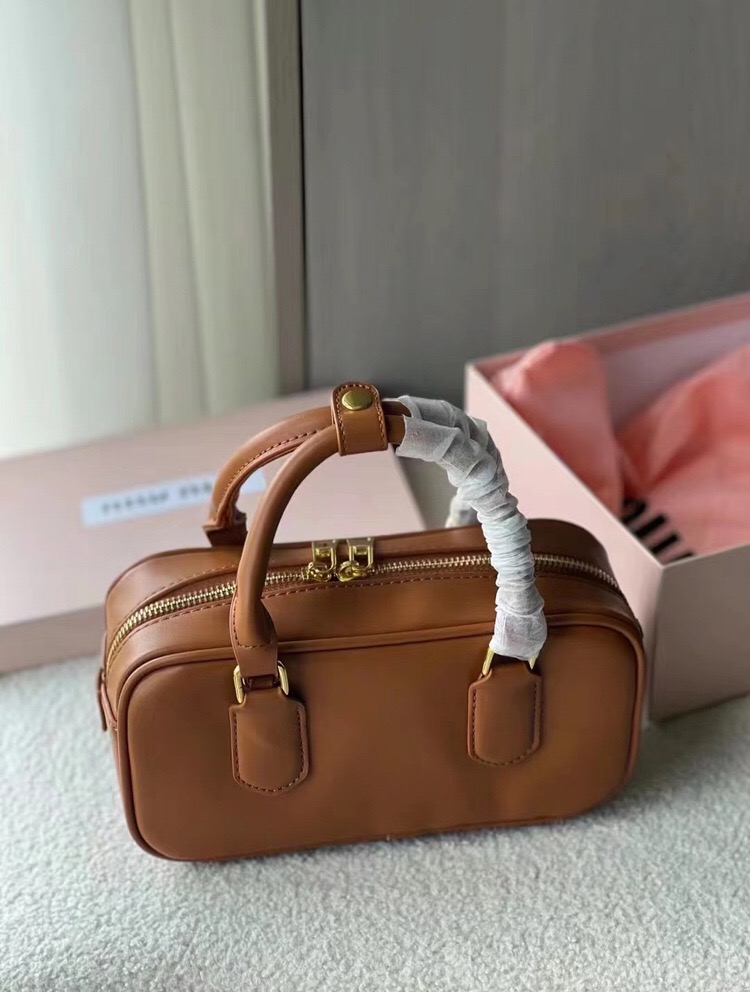 ZH011 Miu Miu Handbag 45$ gallery