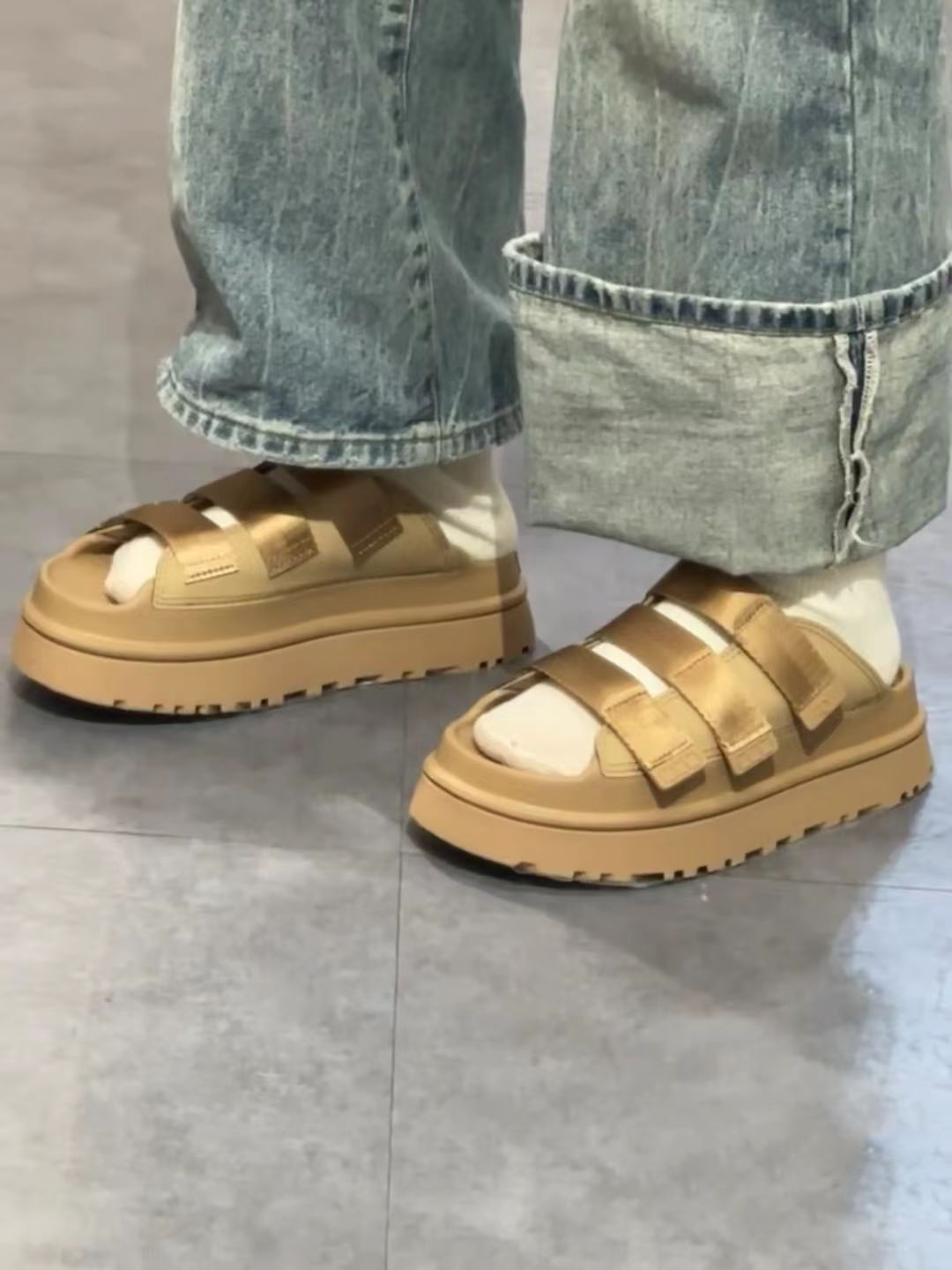ZH072 UGG Slippers 49$ gallery
