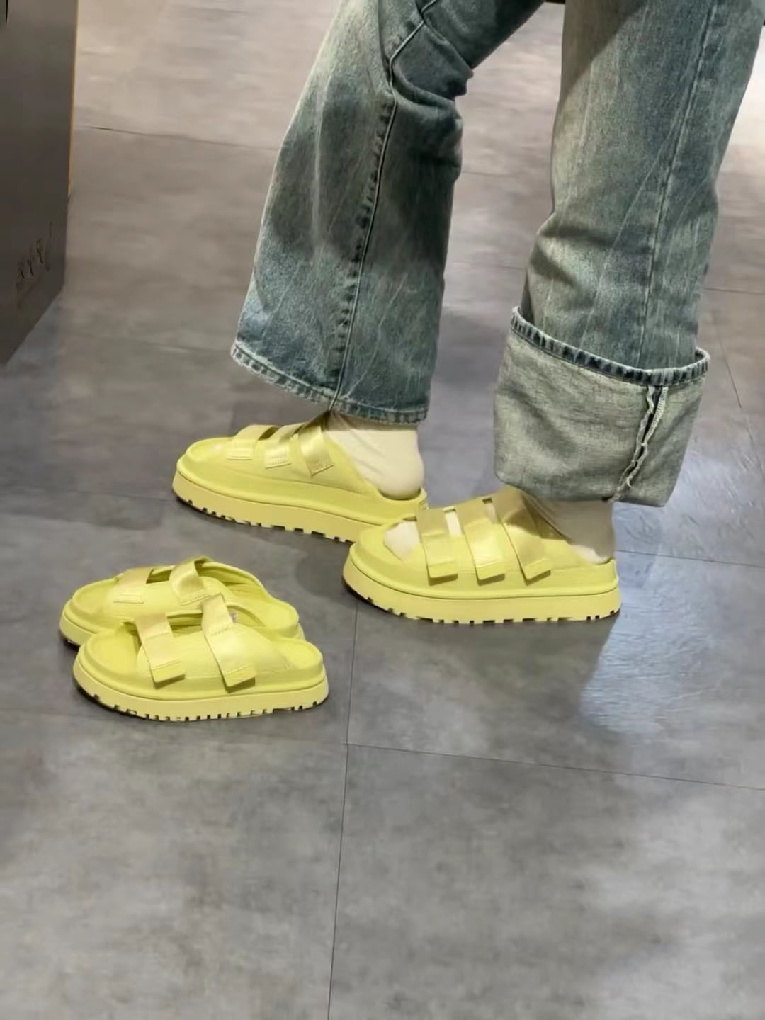 ZH072 UGG Slippers 49$ gallery