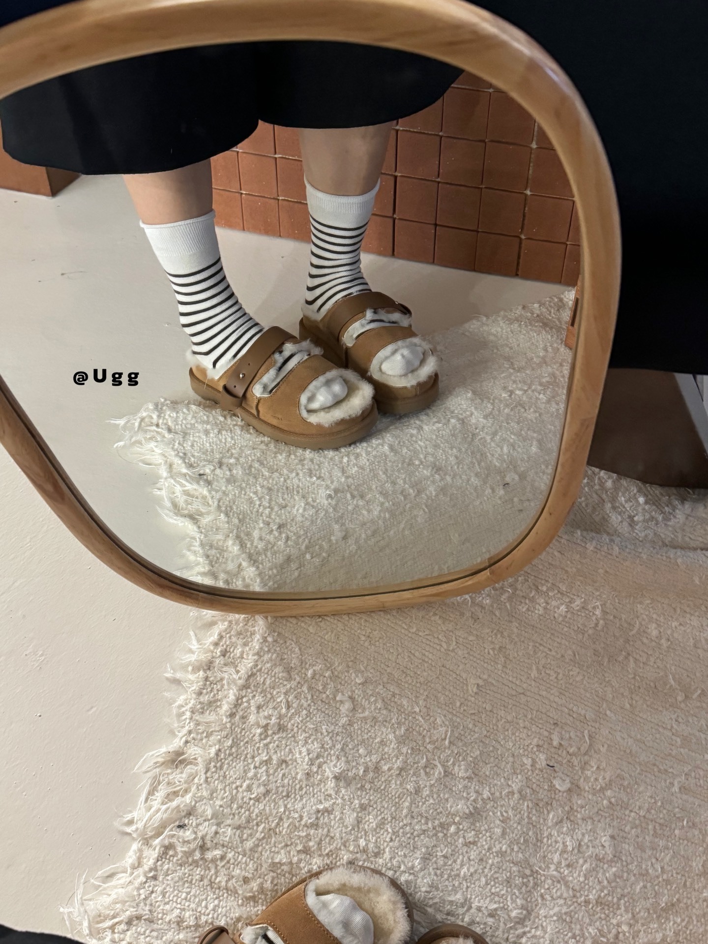 ZH295 UGG Porter Soufflé Flip Flops with Buckle 65$ gallery