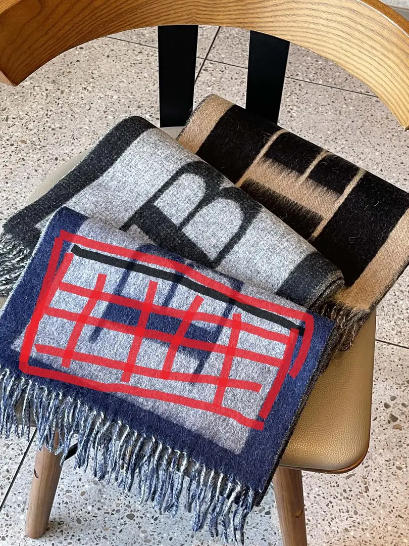 22.99$   Burberry    3767-M gallery