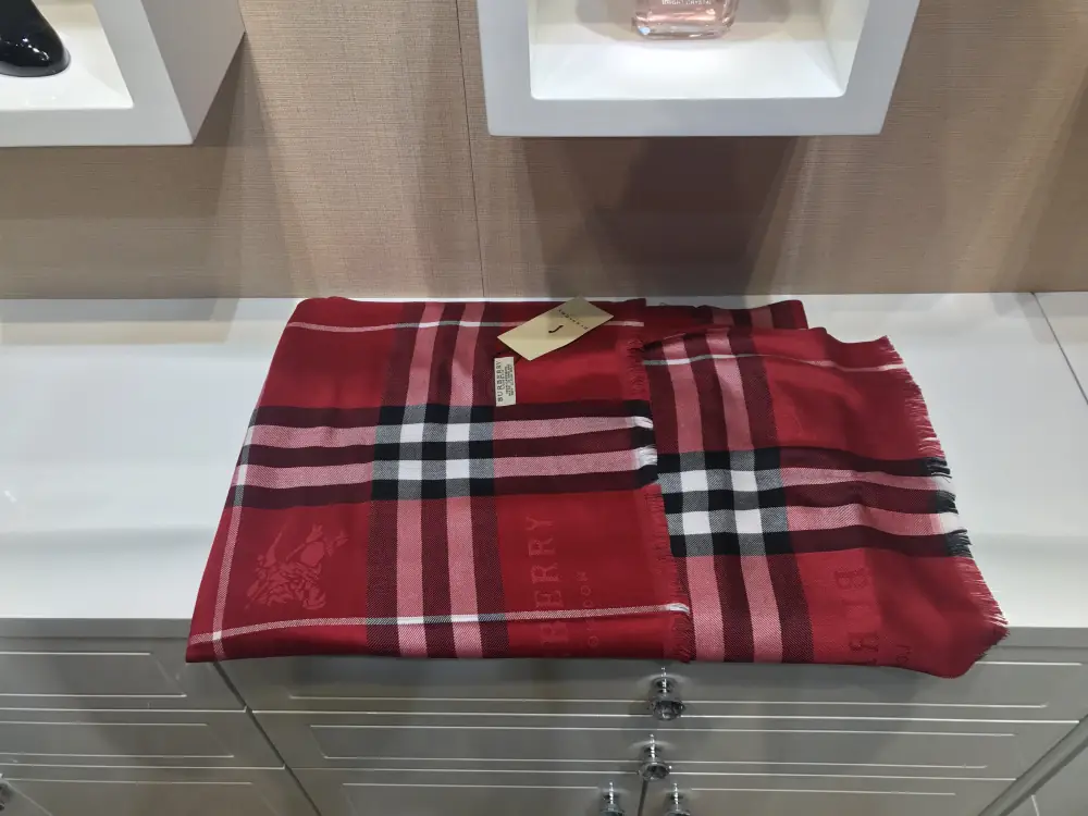 23.76$   BURBERRY  304-3285-M gallery