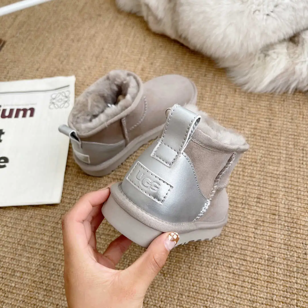 38.83$  UGG   3816-M gallery