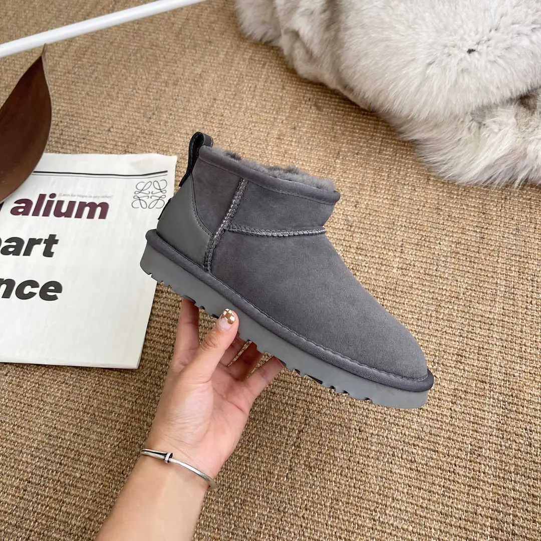 38.83$  UGG   3816-M gallery