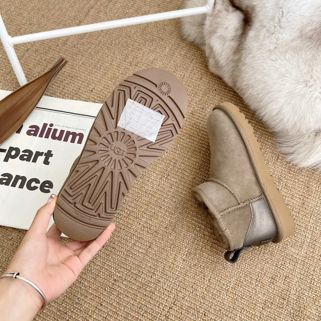 38.83$  UGG   3816-M gallery