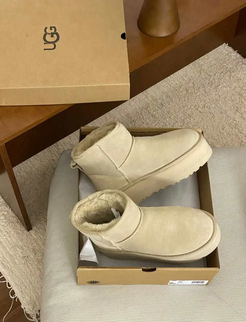 68$   UGG   4820-M gallery