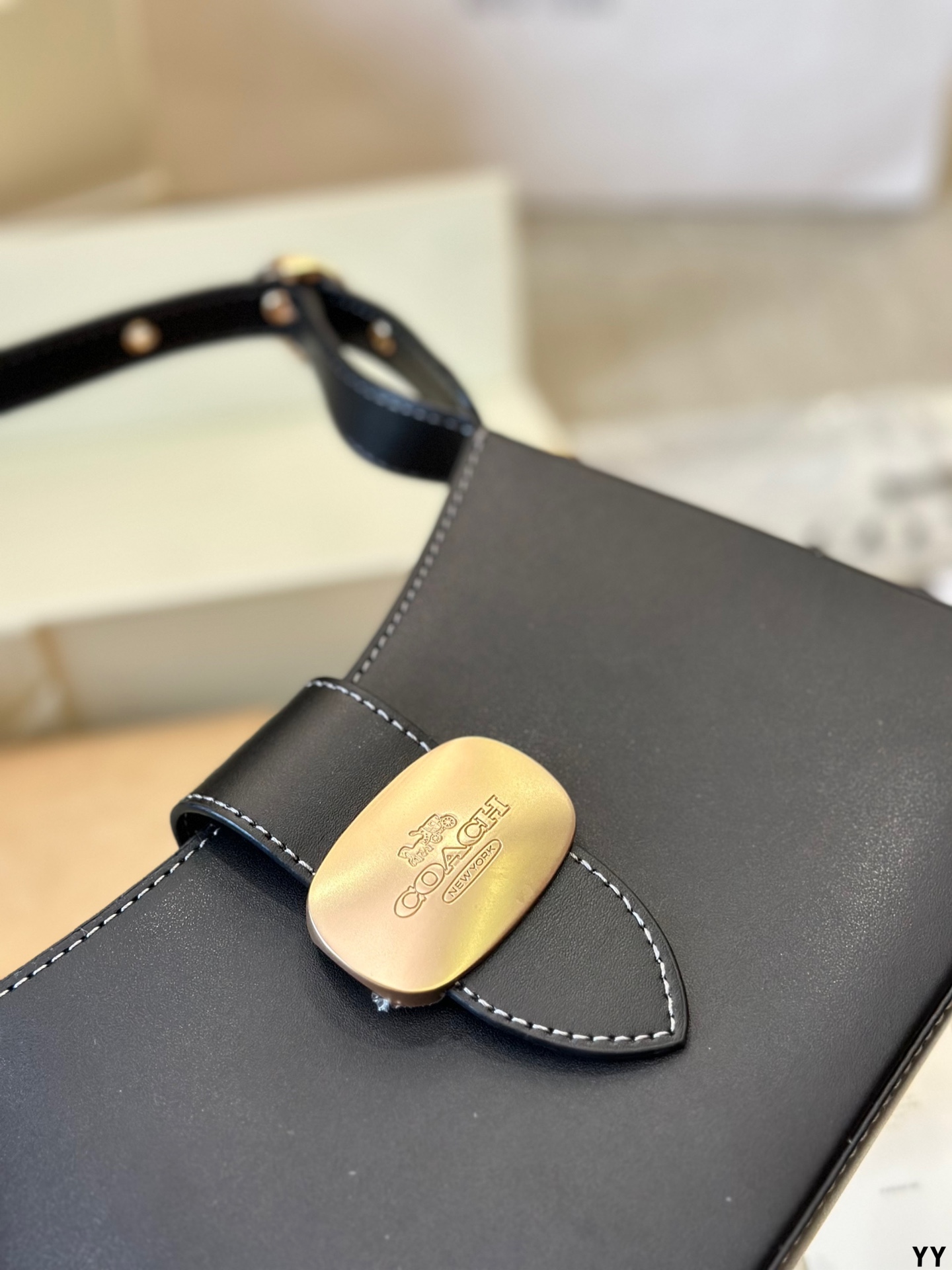 L0455-COACH-470-65.7$ gallery