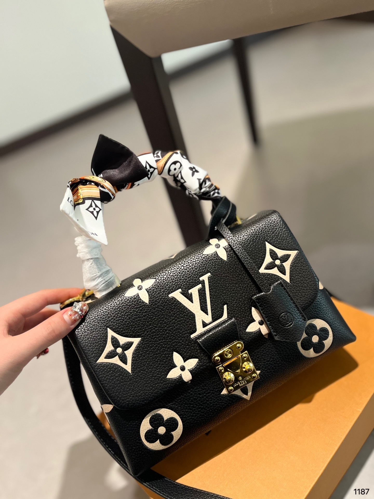 L0496-479-67$-LV gallery