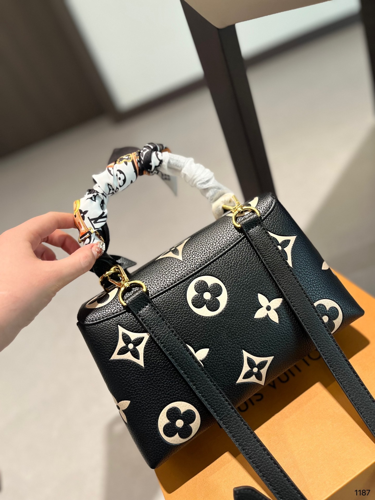 L0496-479-67$-LV gallery