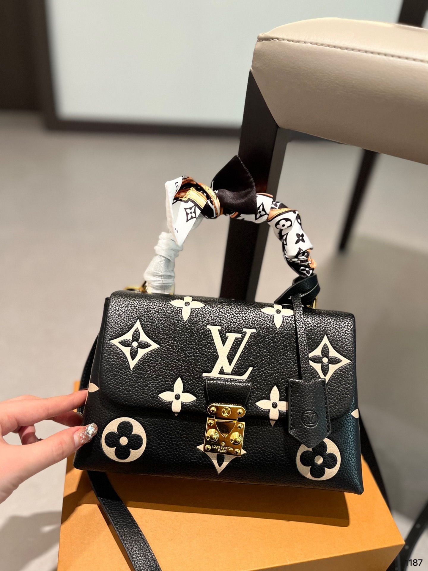 L0496-479-67$-LV gallery