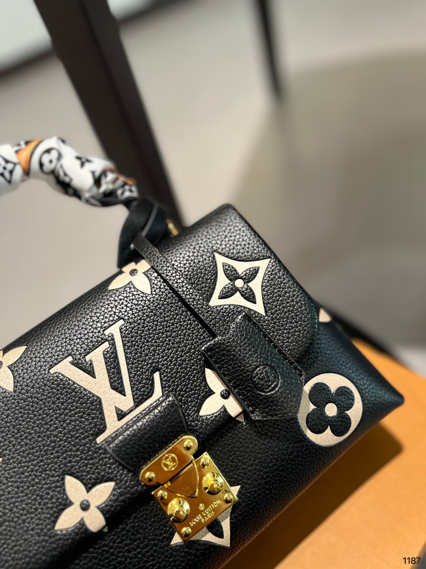 L0496-479-67$-LV gallery