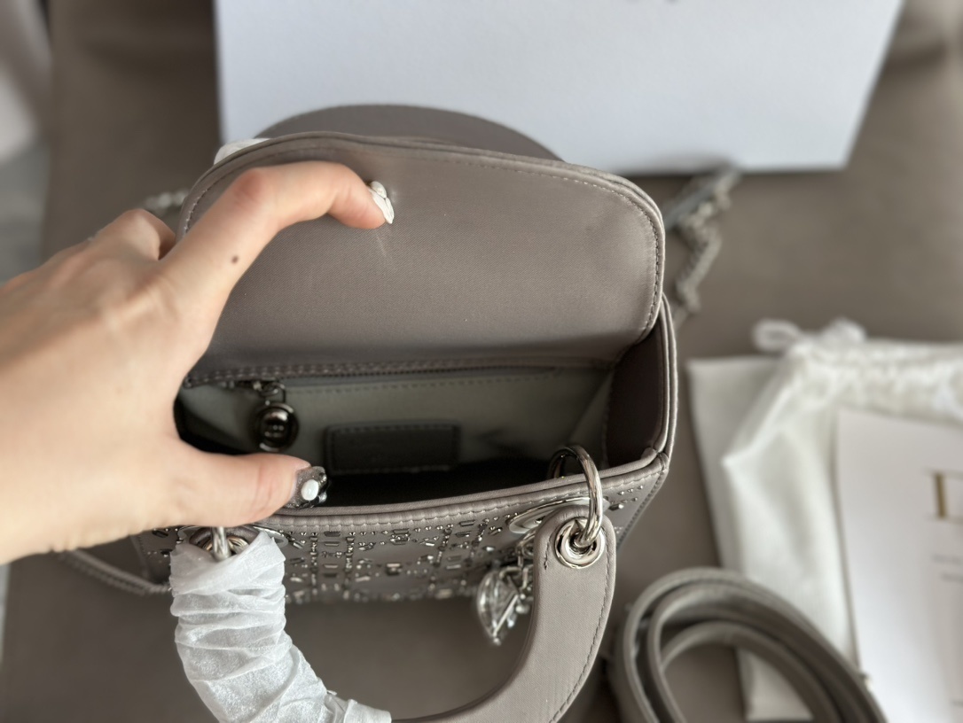 L0512-510-71.3$-DIOR-475 gallery