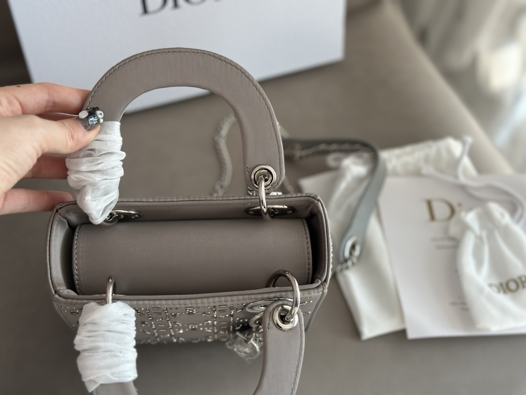 L0512-510-71.3$-DIOR-475 gallery