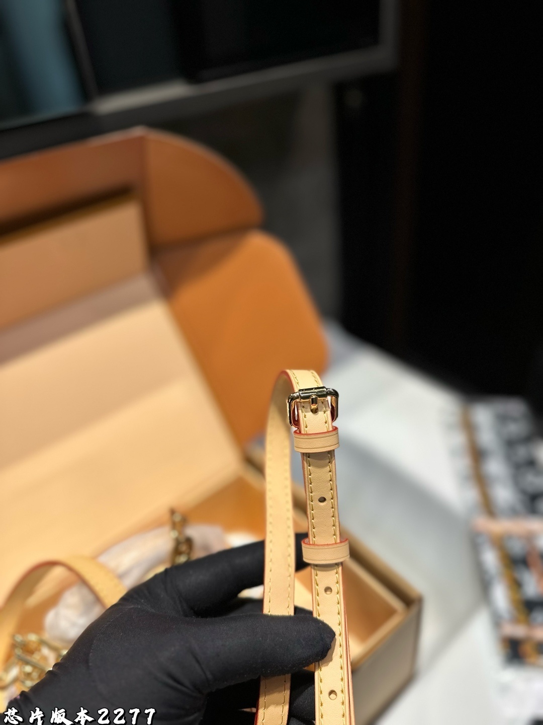 L0550-500-69.9$-LV gallery