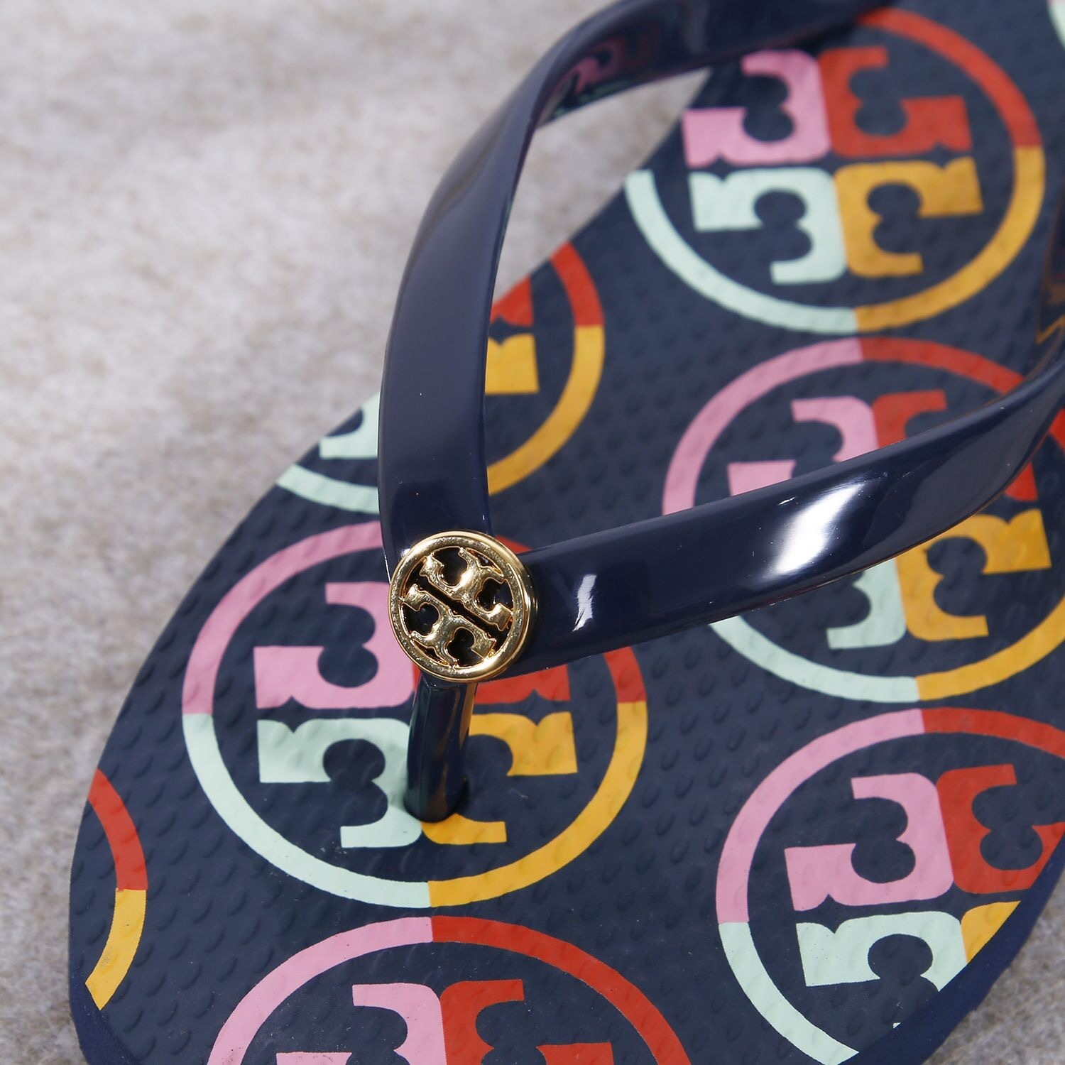 $39-LDN-554 T B gallery