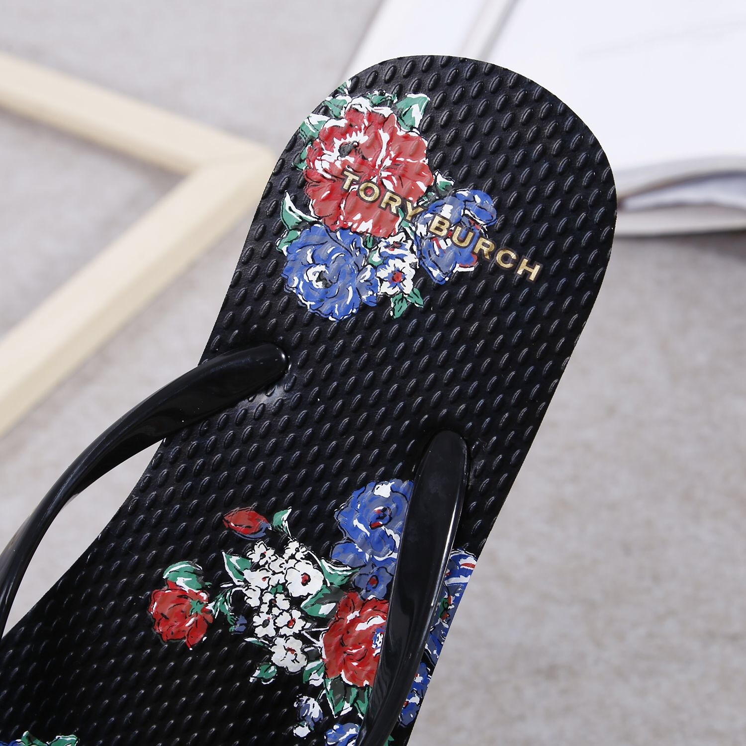 $39-LDN-554 T B gallery