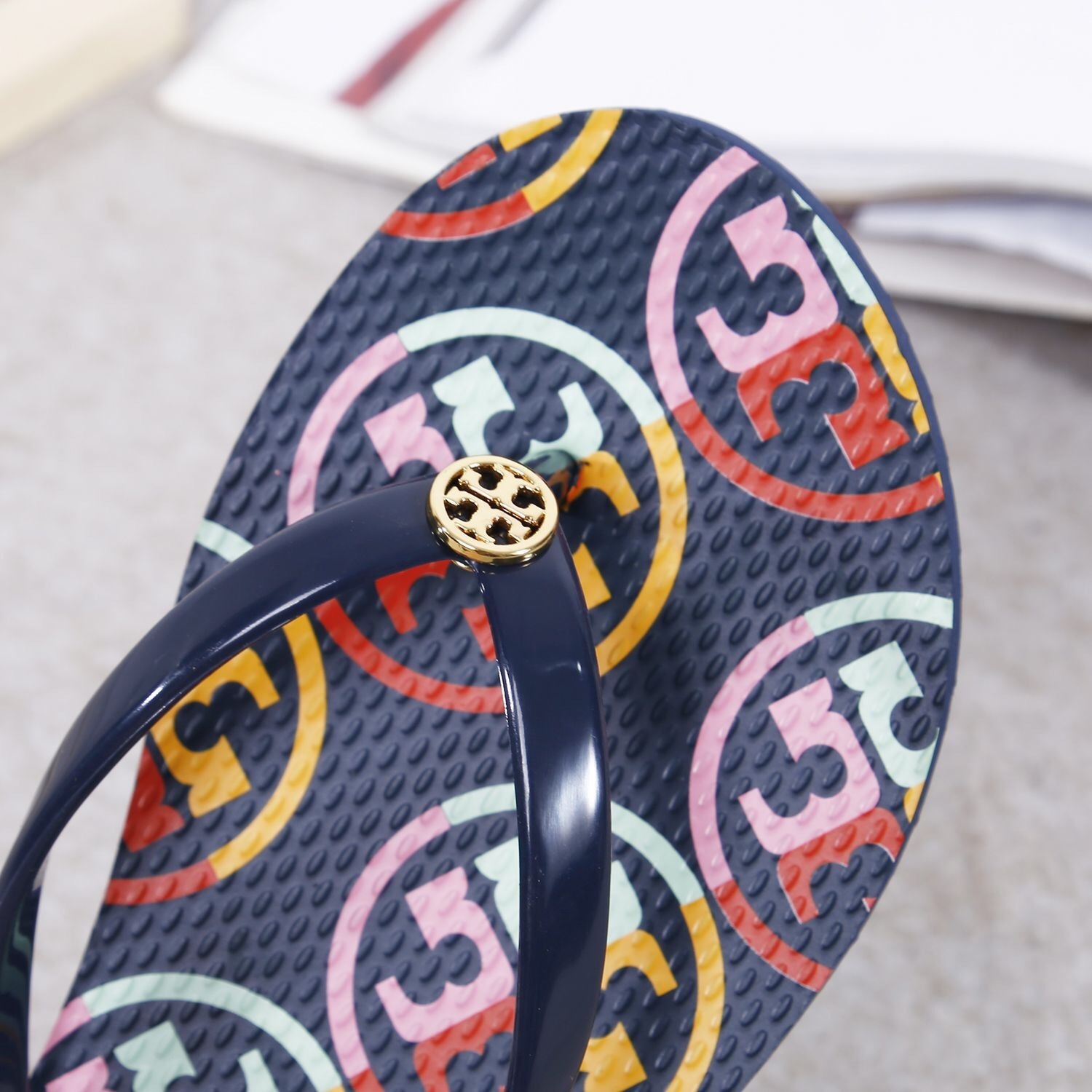 $39-LDN-554 T B gallery