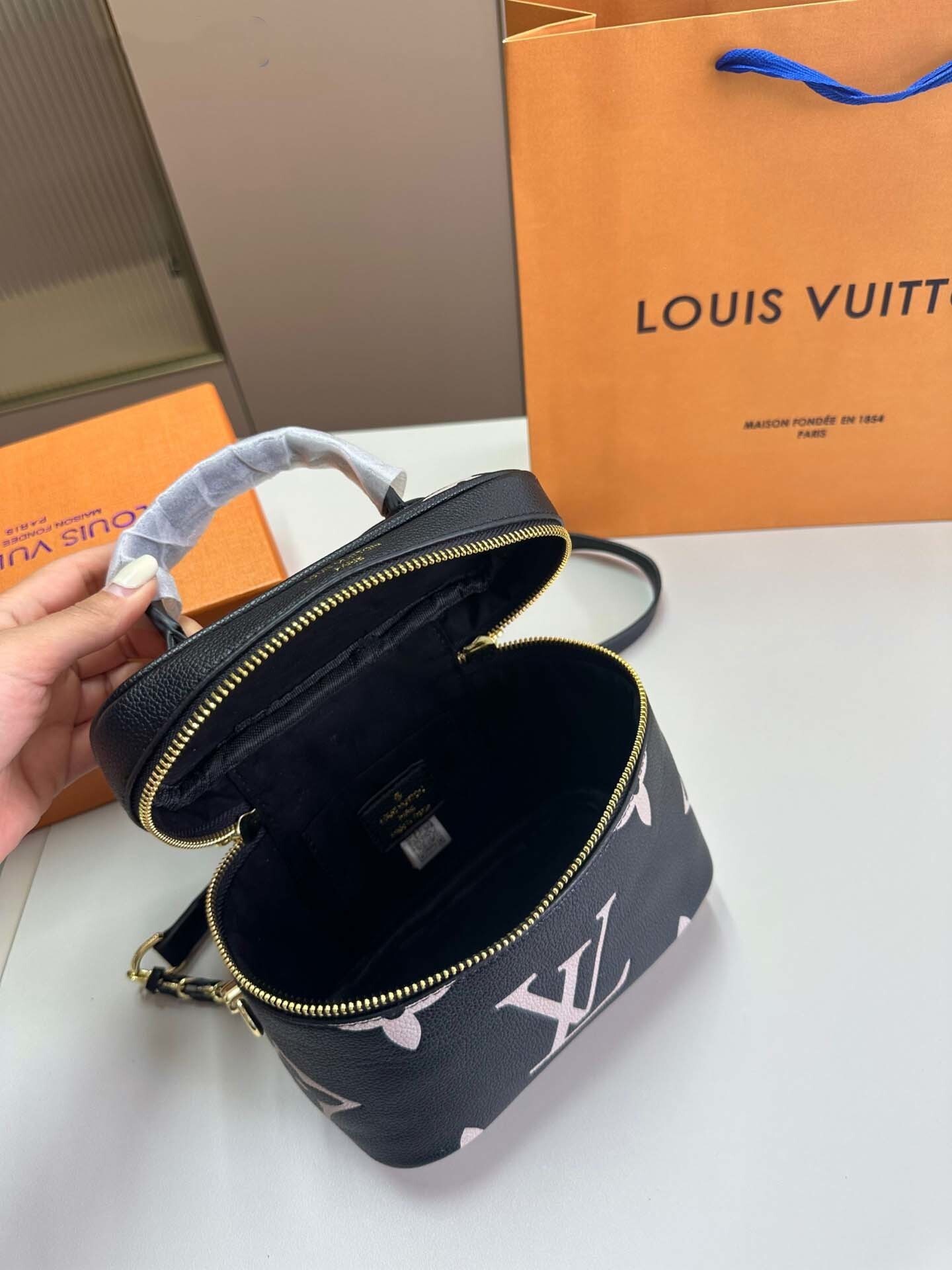 $44-LDN-319 LV gallery