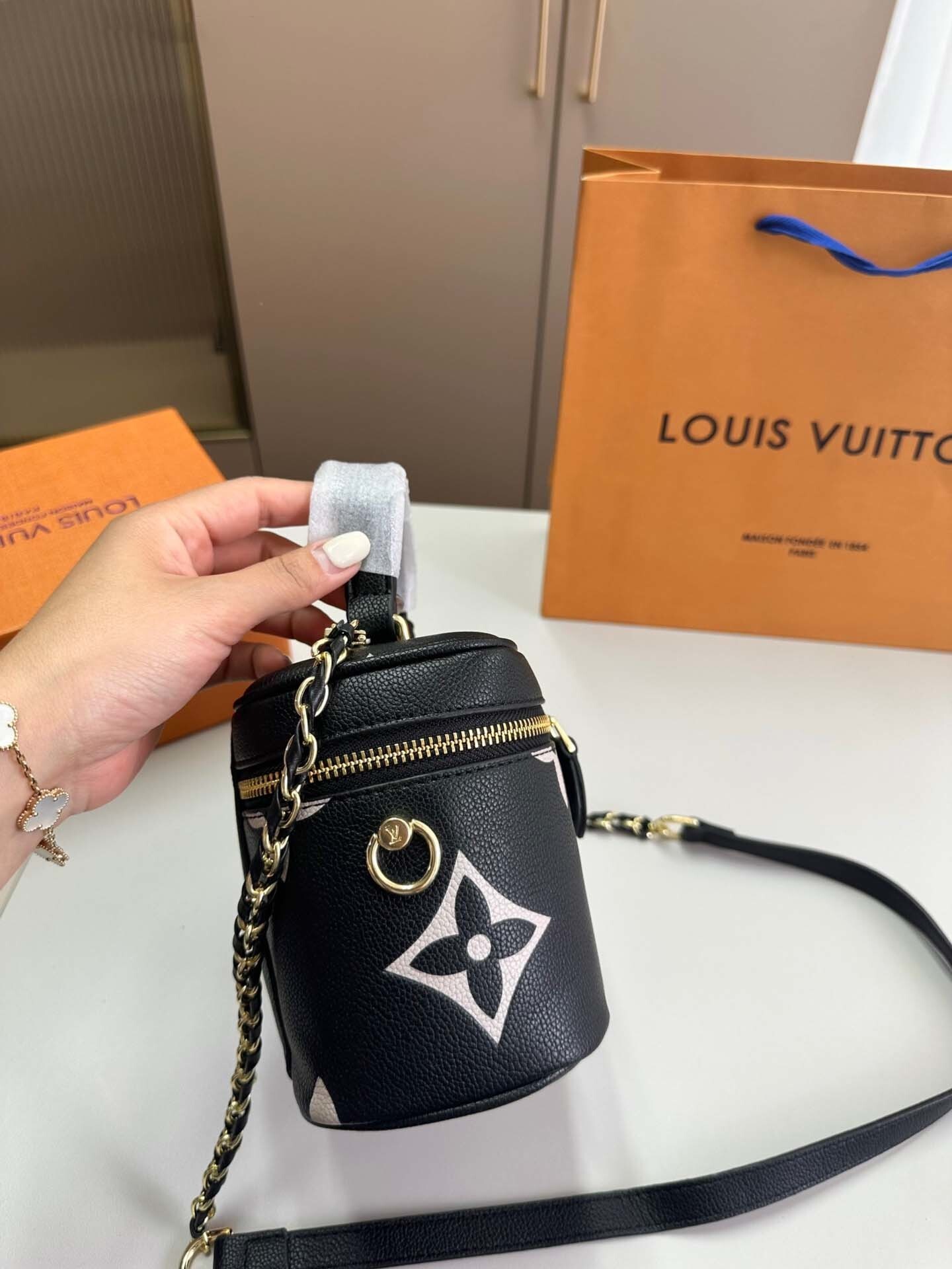 $44-LDN-319 LV gallery