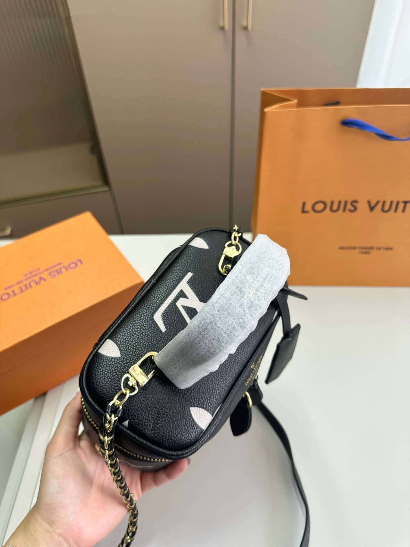 $44-LDN-319 LV gallery