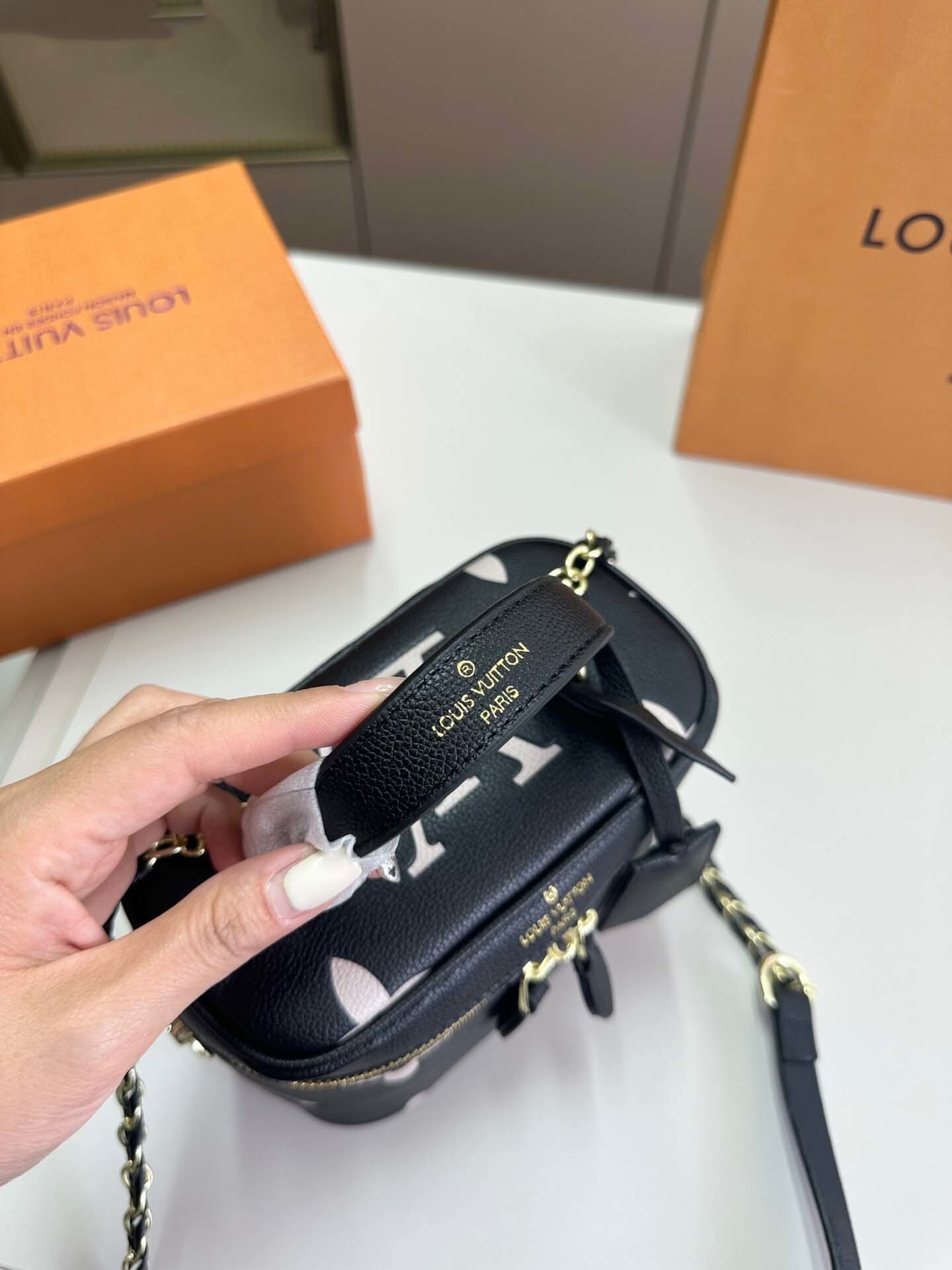 $44-LDN-319 LV gallery