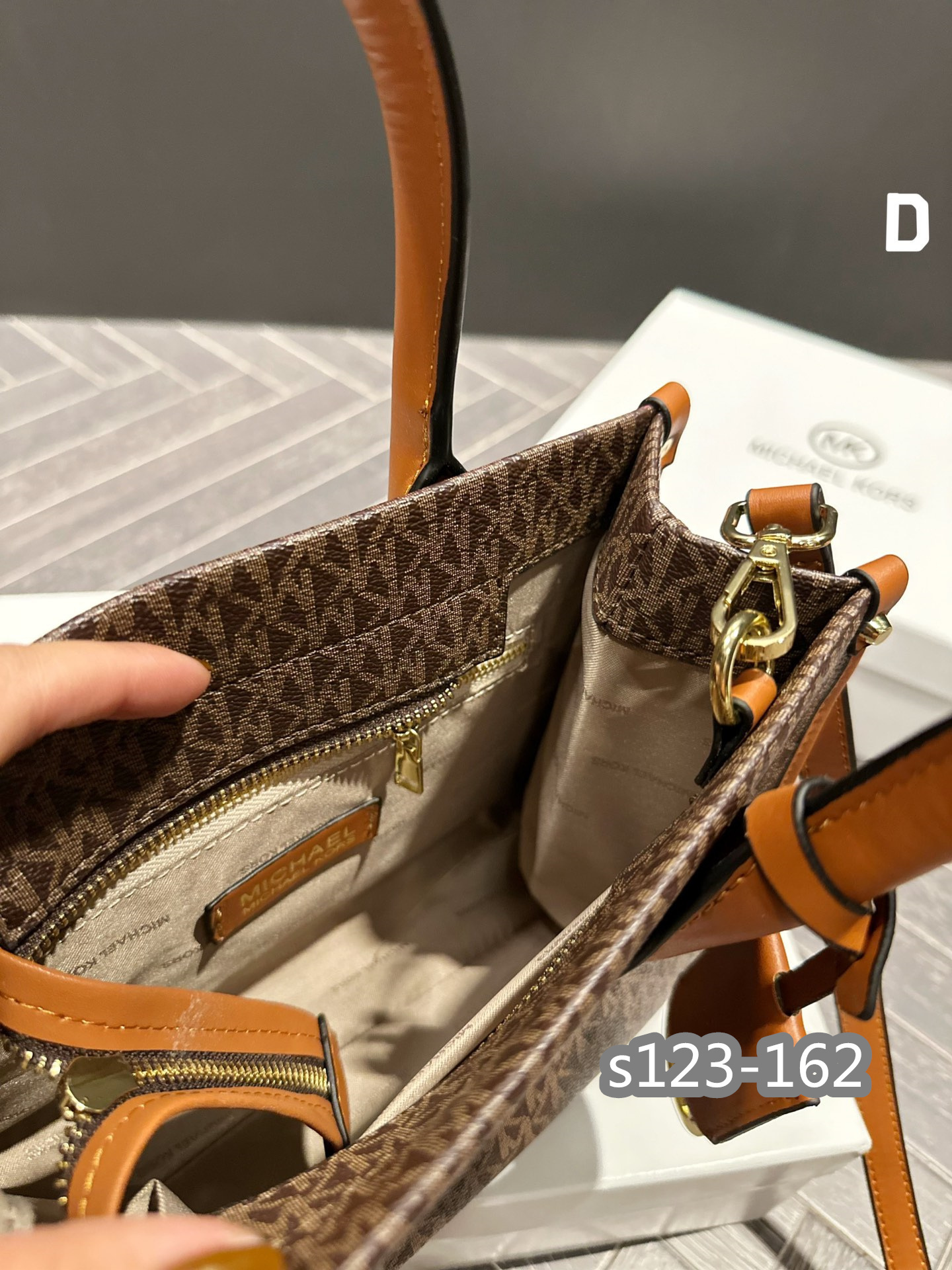 $51.99-LDN-539 MK gallery