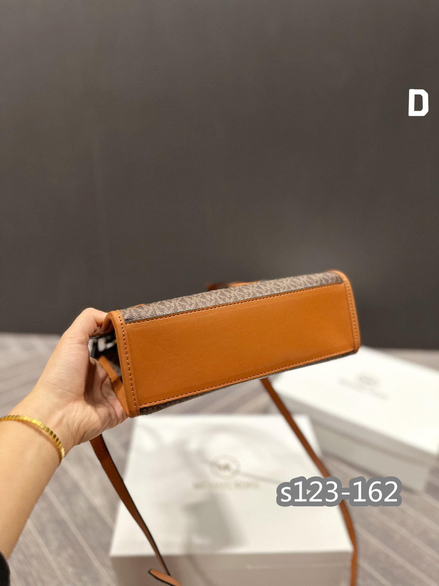 $51.99-LDN-539 MK gallery