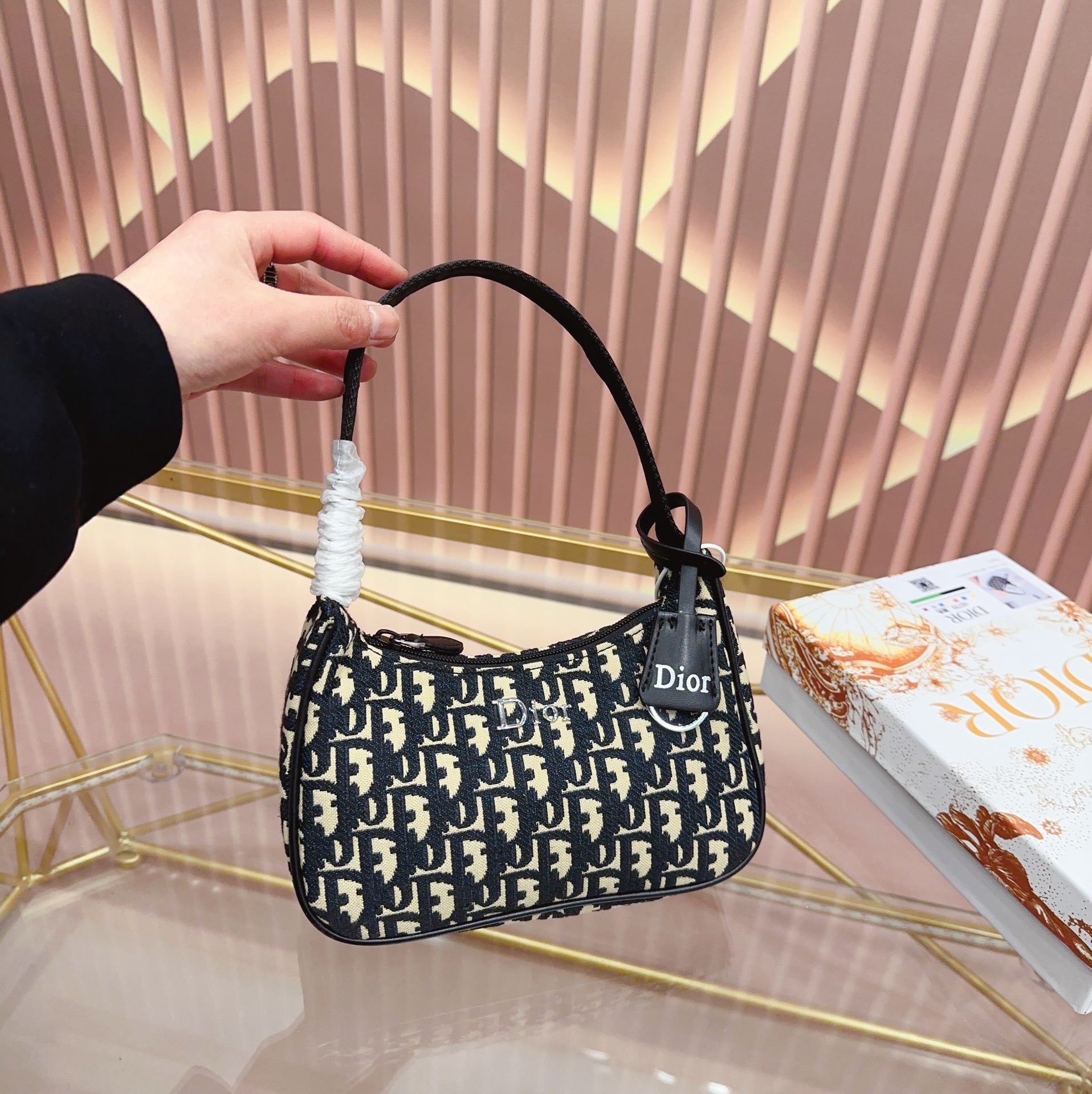 $51.99-LDN-773 Dr gallery