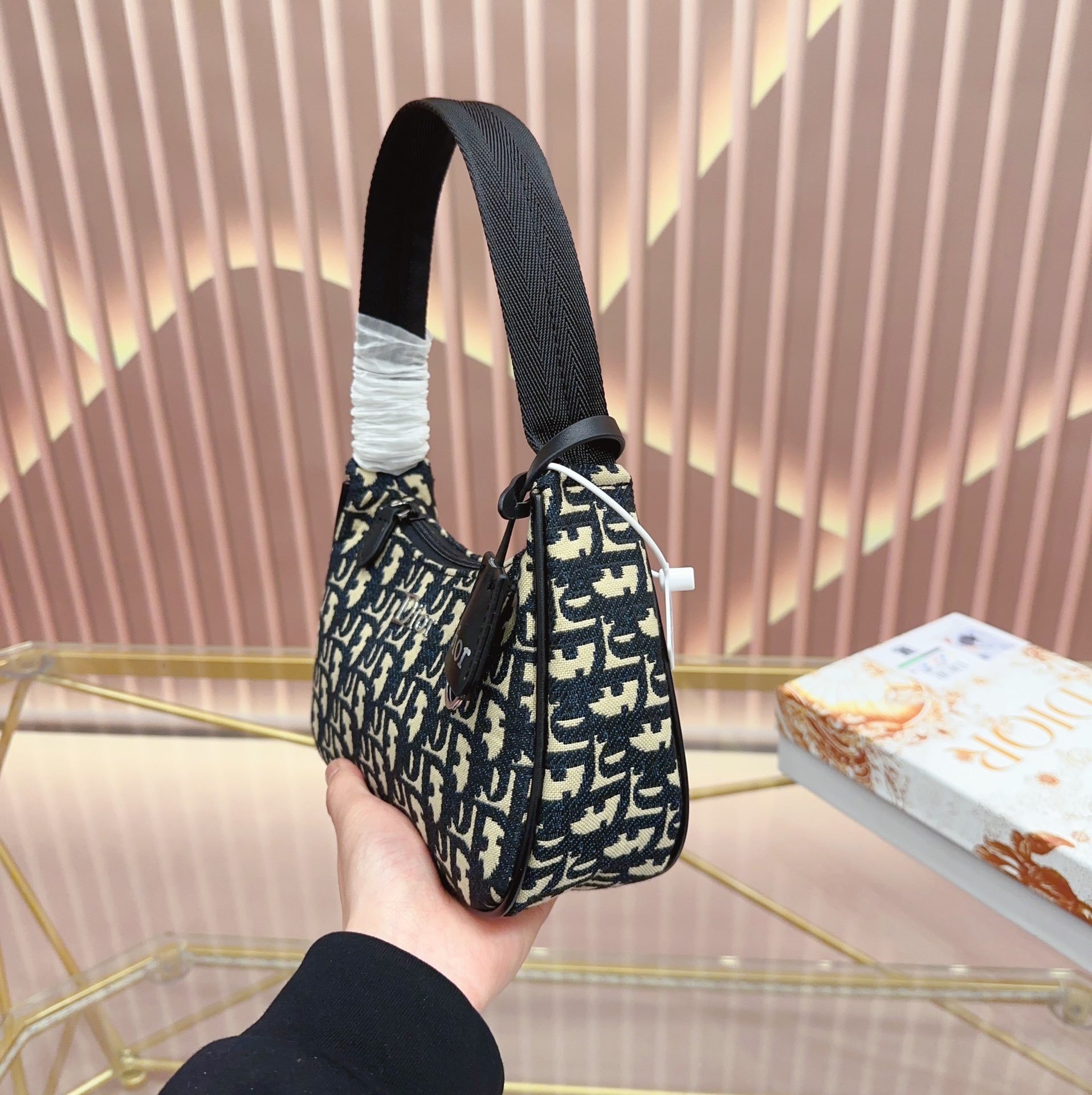 $51.99-LDN-773 Dr gallery