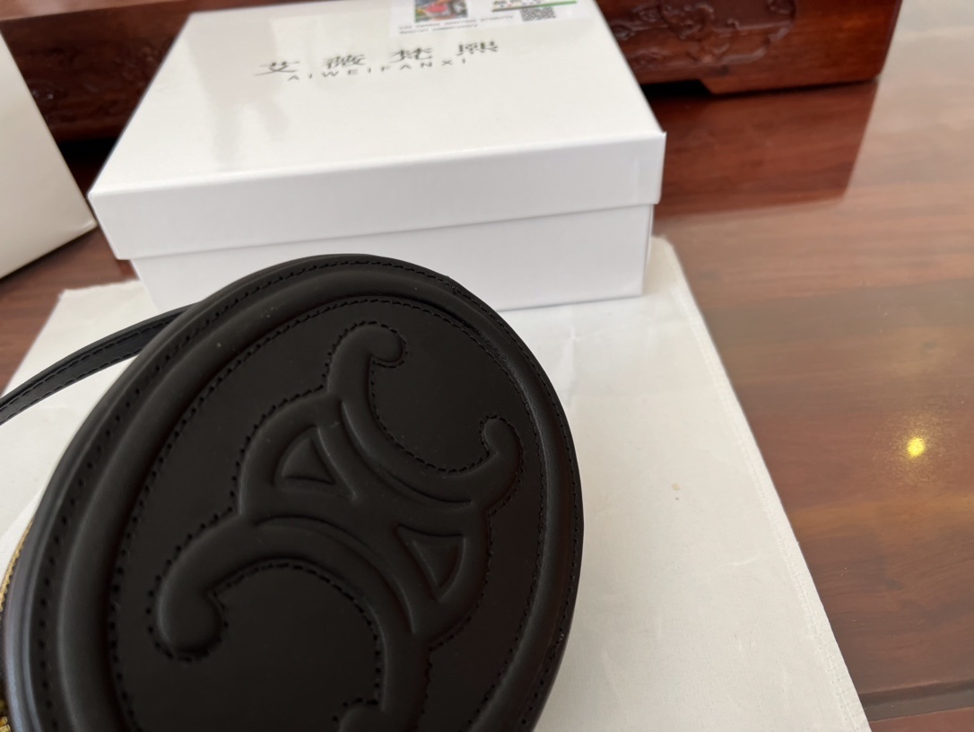 $52-LDN-645 CEL gallery