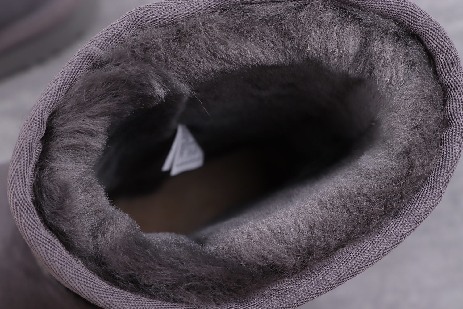 $52-LDN-675 UGG gallery