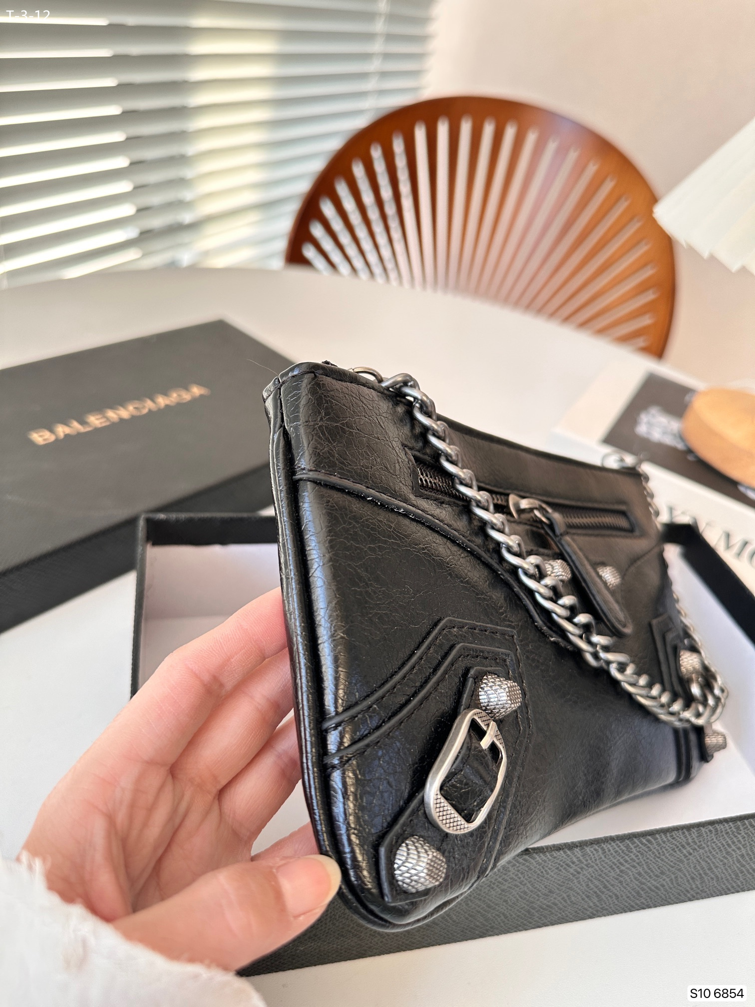 $53-LDN-671 Bacga gallery