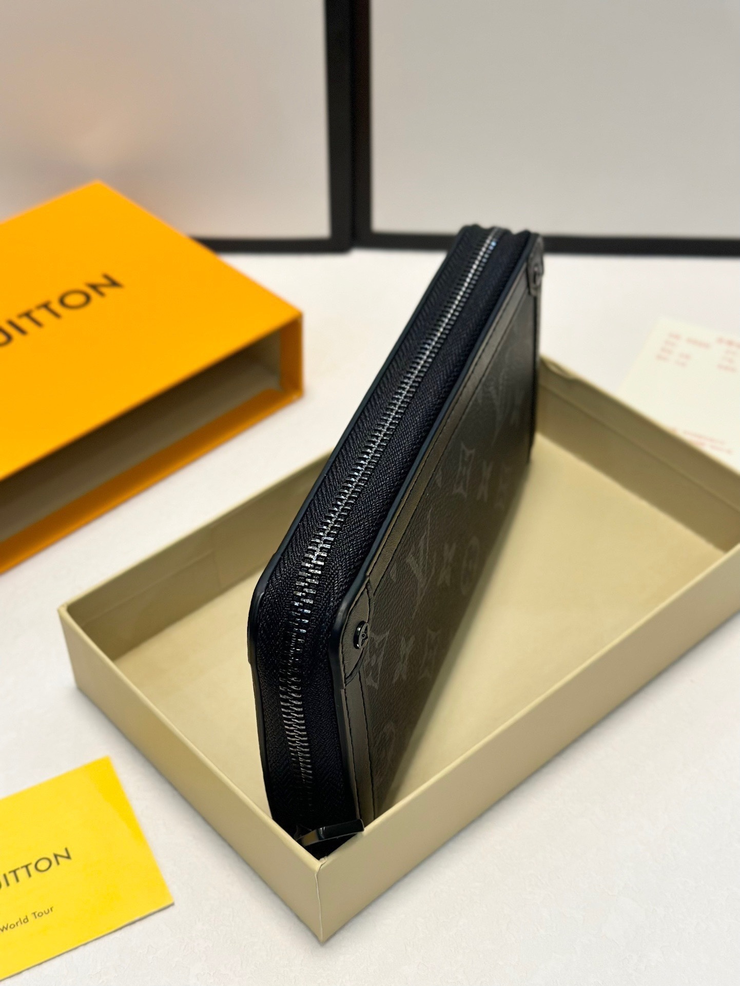 $53-LDN-737 LV gallery