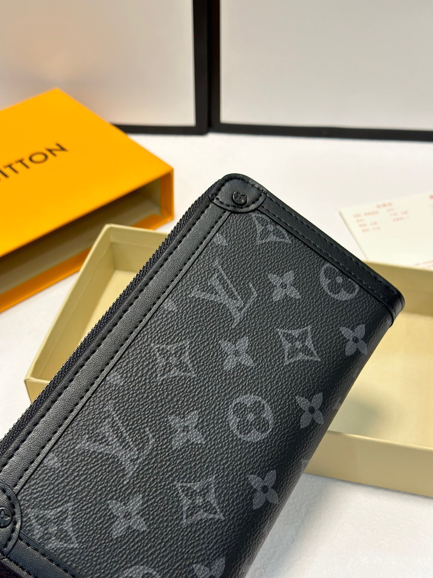 $53-LDN-737 LV gallery