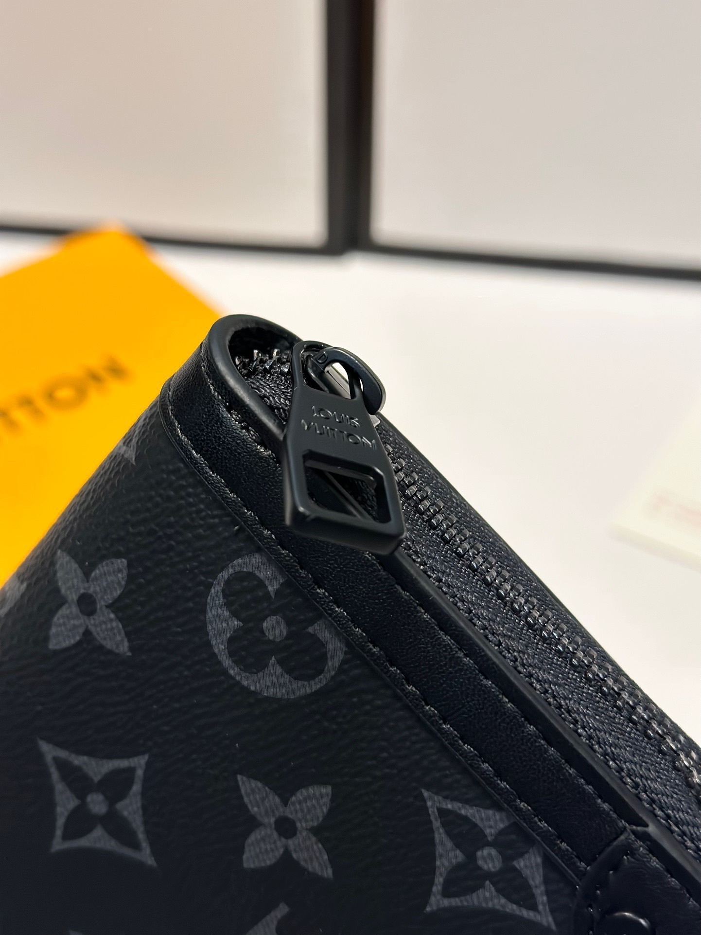 $53-LDN-737 LV gallery