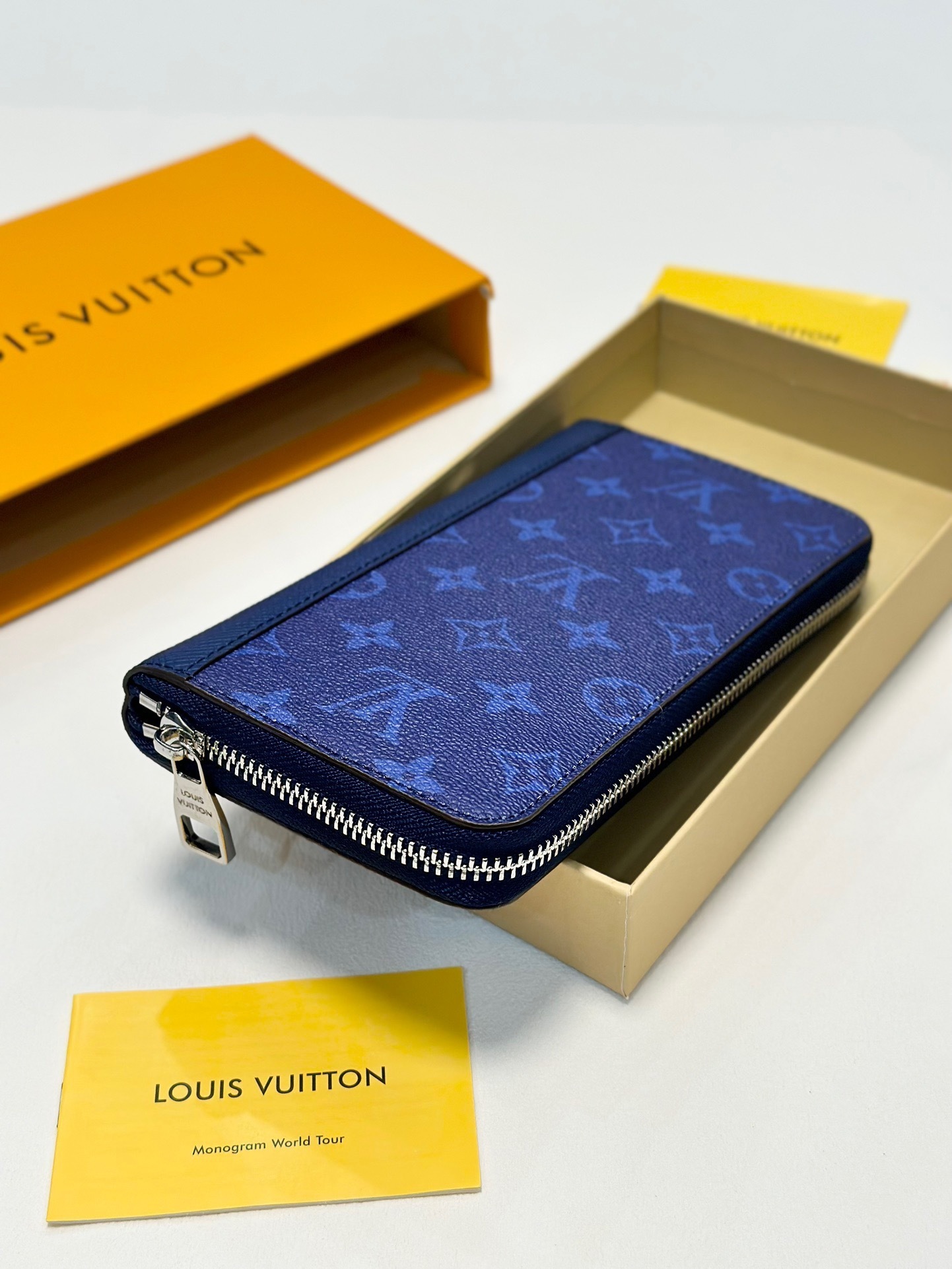 $53-LDN-739 LV gallery