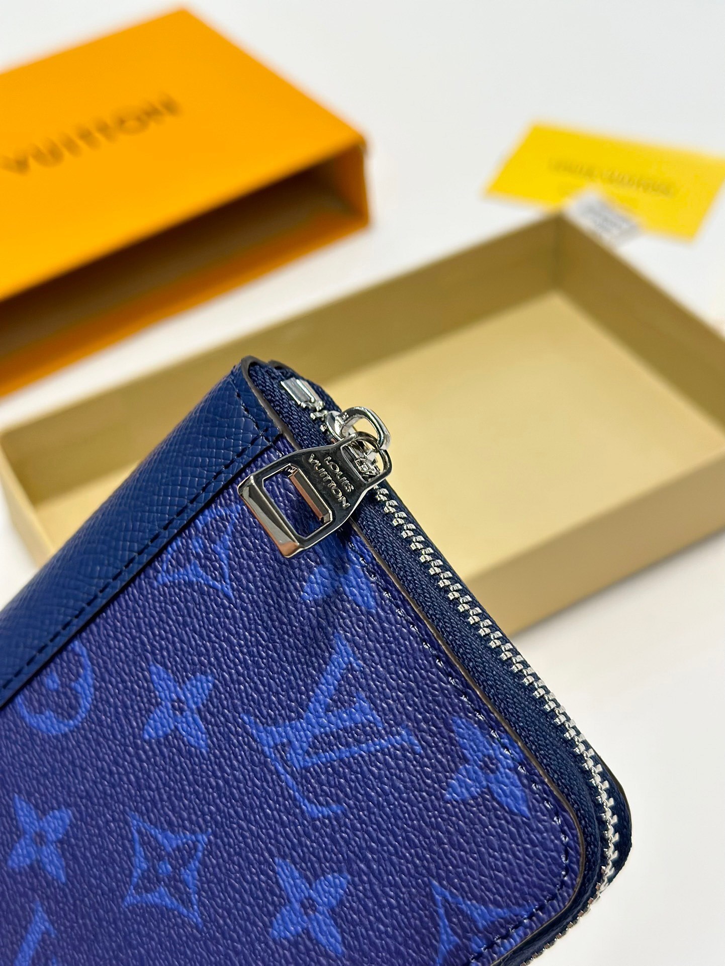 $53-LDN-739 LV gallery