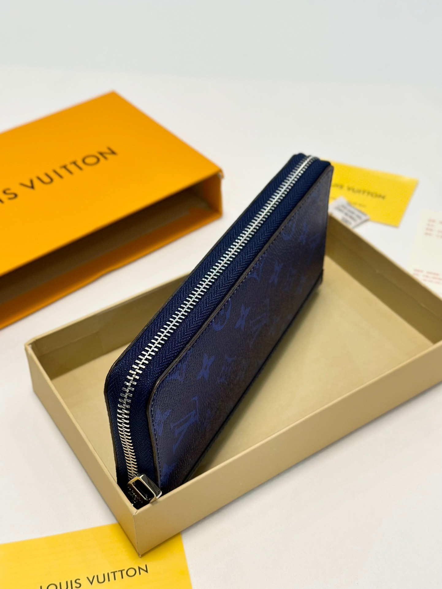 $53-LDN-739 LV gallery