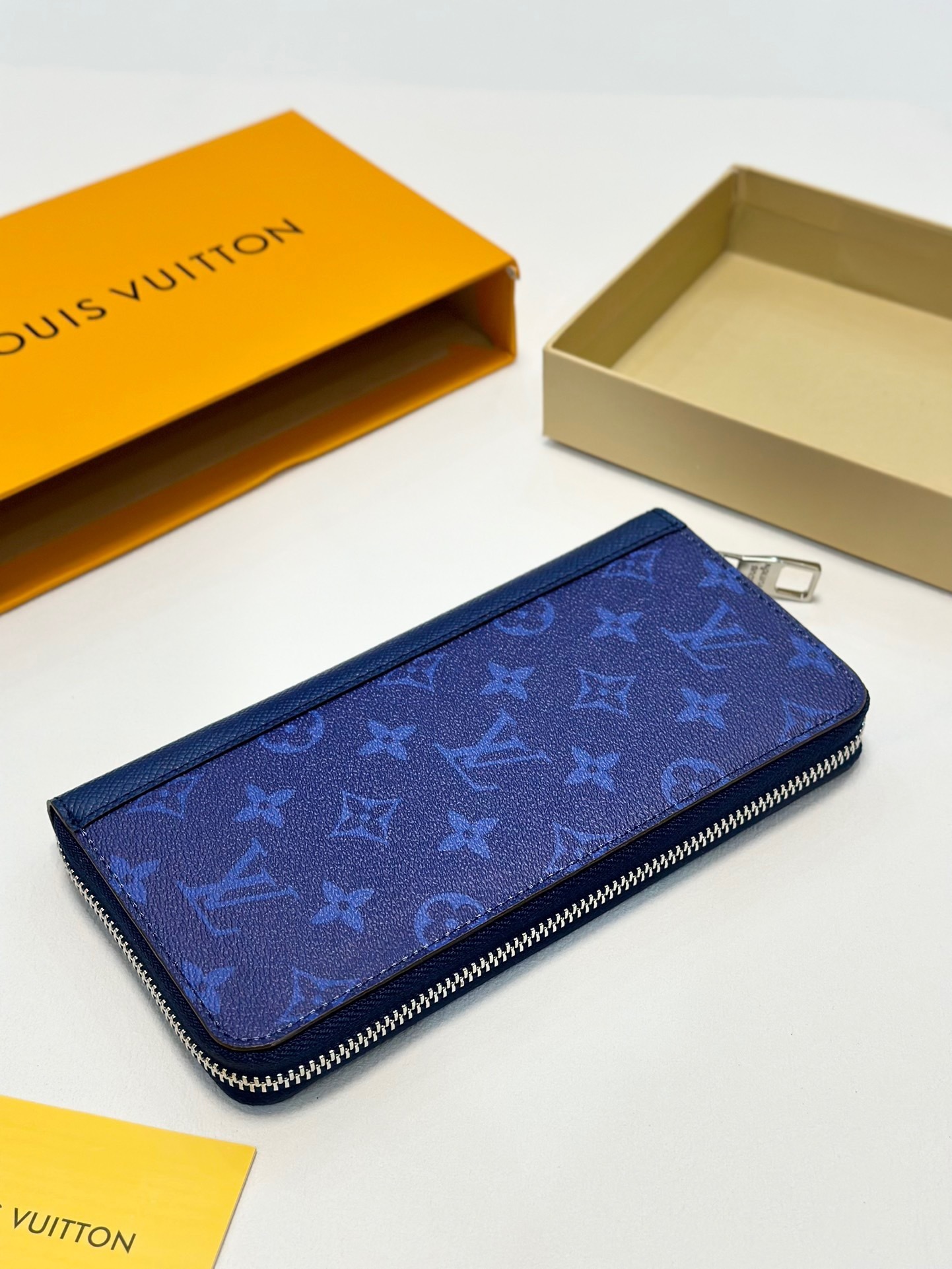 $53-LDN-739 LV gallery