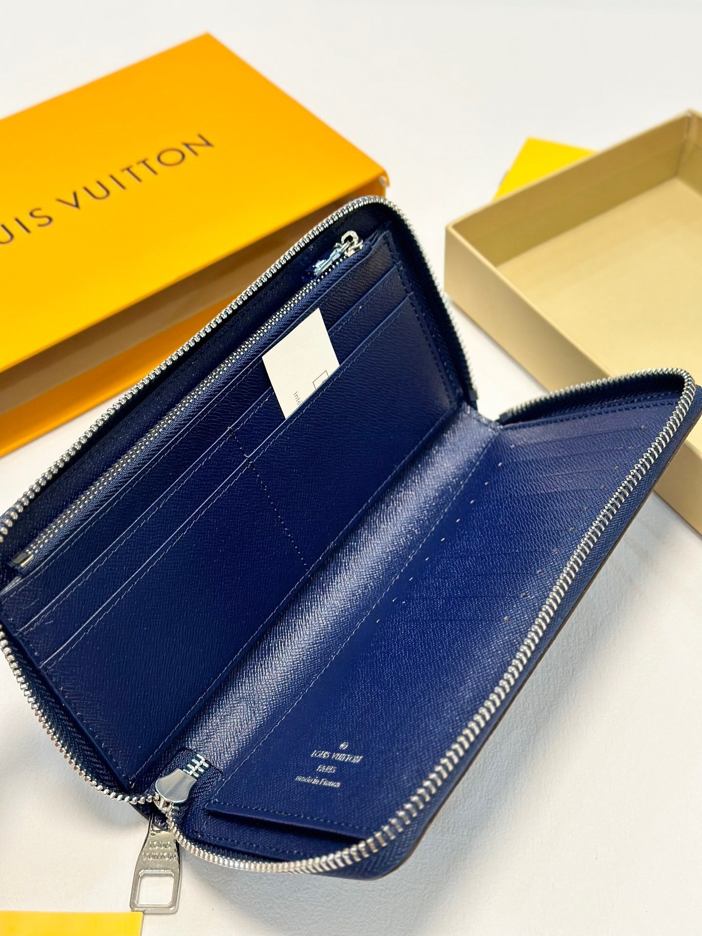 $53-LDN-739 LV gallery