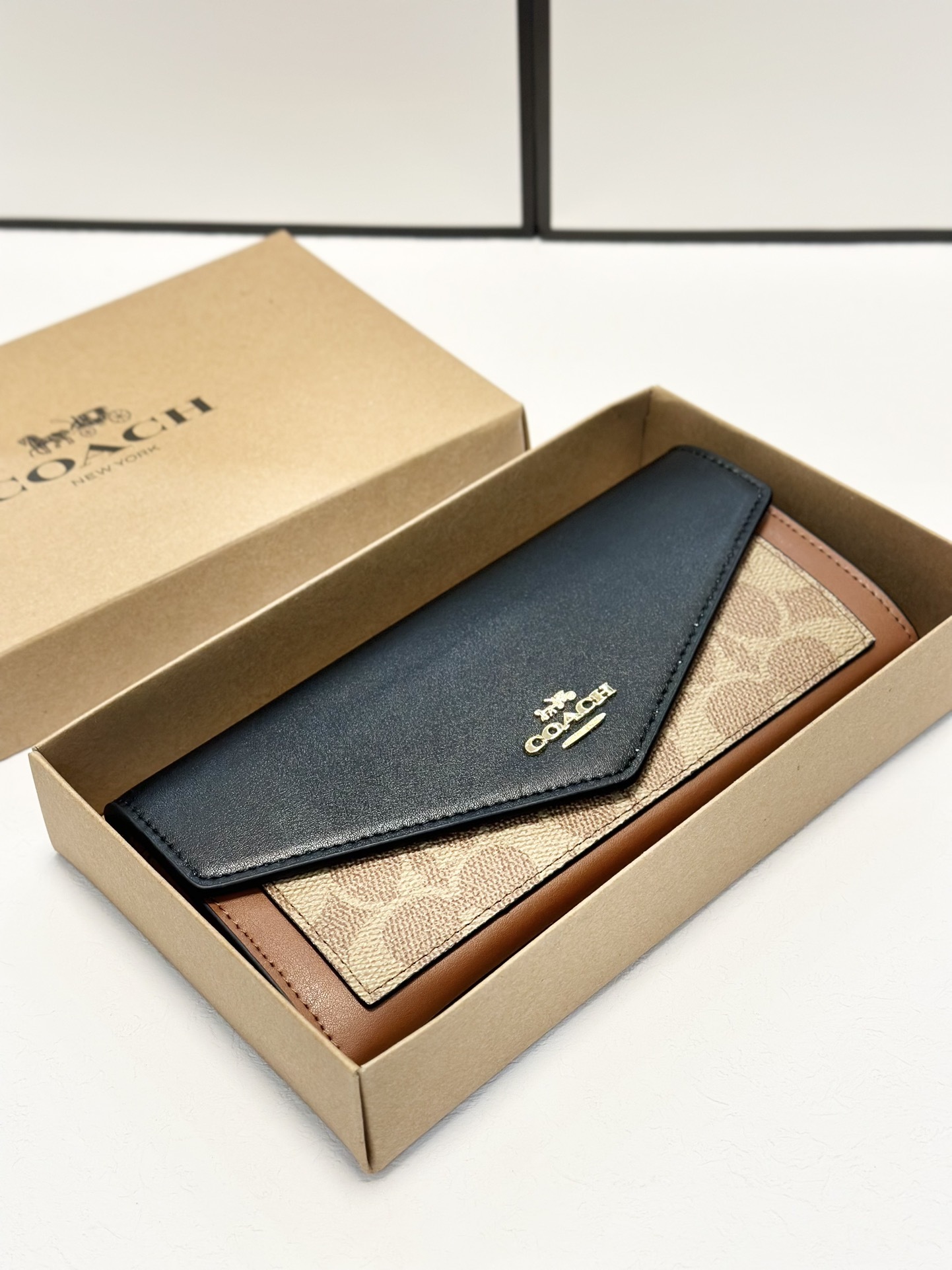 $54-LDN-712 Coa gallery