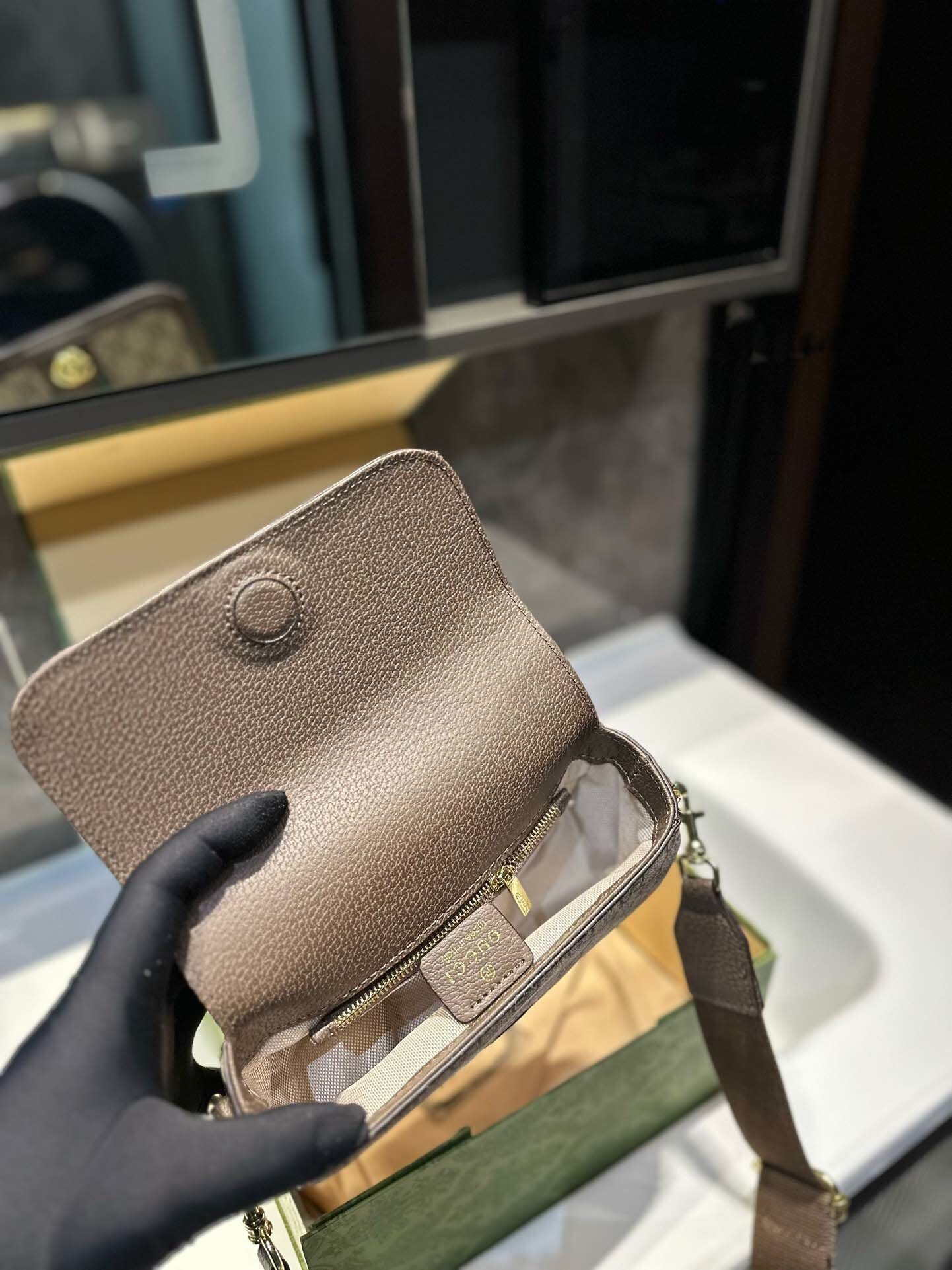 $55-LDN-247 GCI gallery