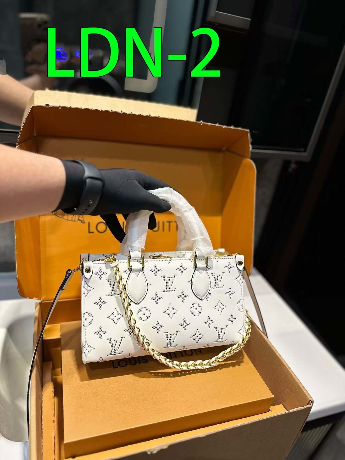 $57-LDN-329 LV gallery