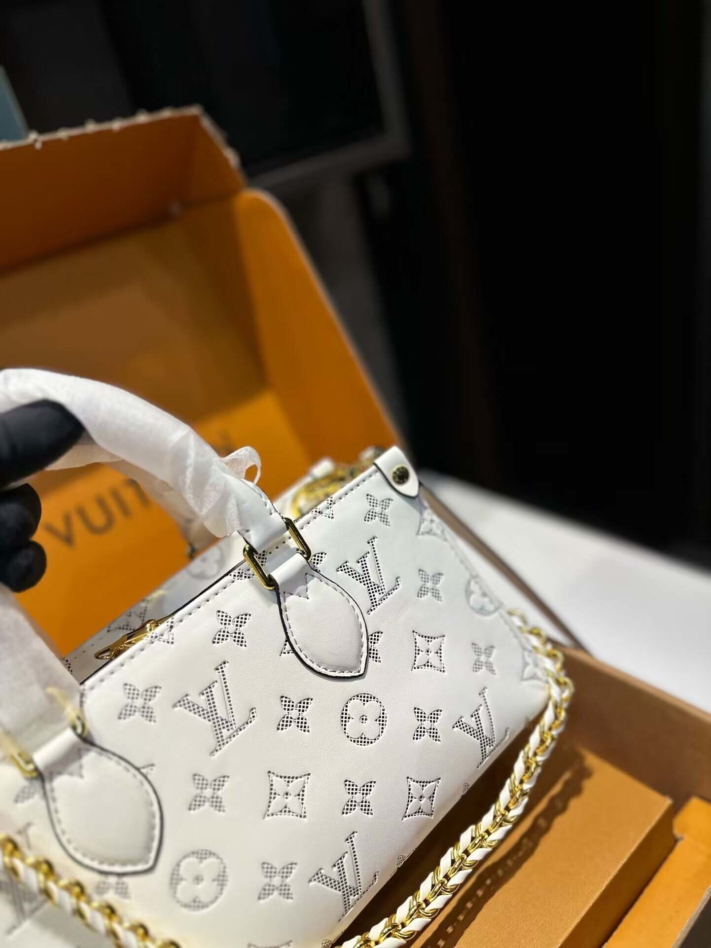 $57-LDN-329 LV gallery