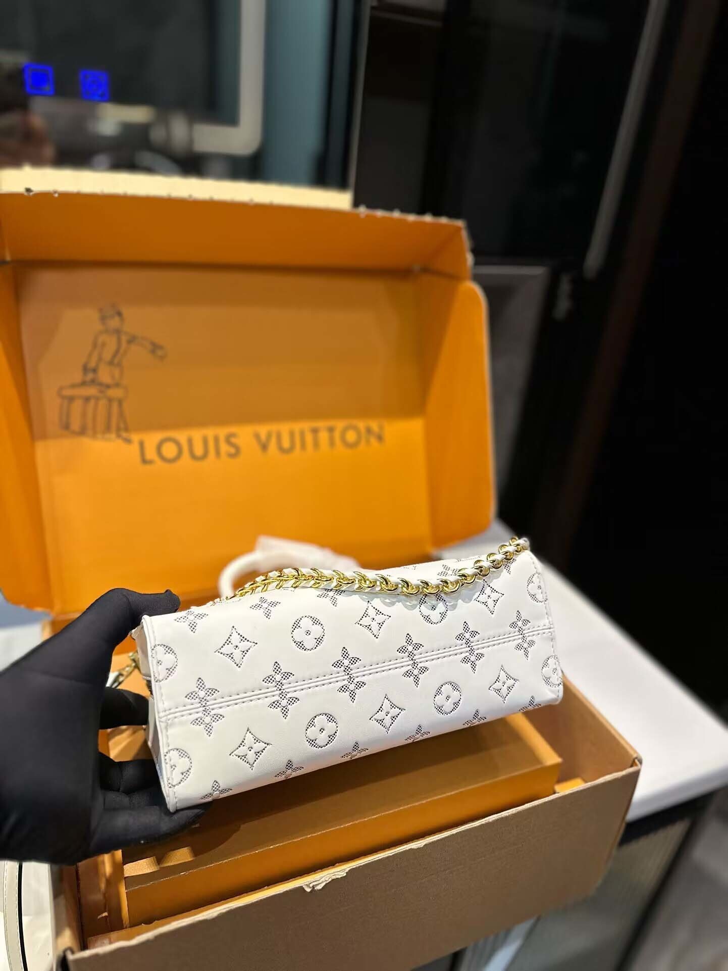 $57-LDN-329 LV gallery