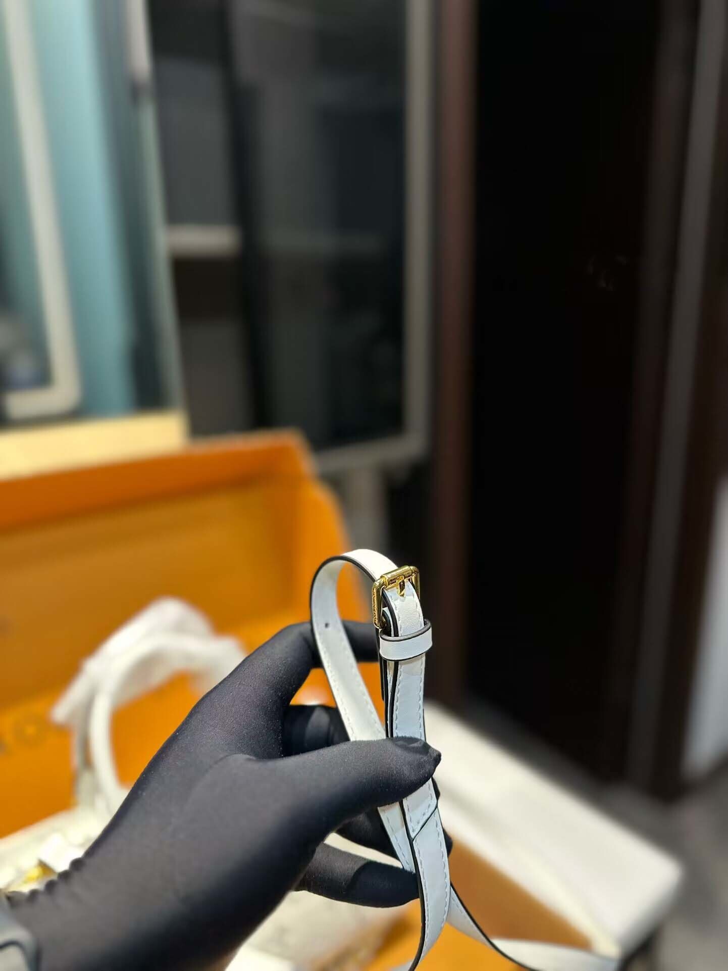 $57-LDN-329 LV gallery